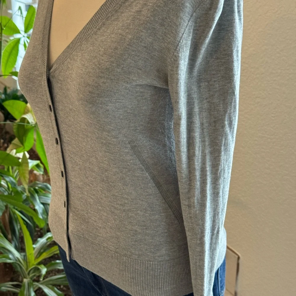 BANANA REPUBLIC GRAY CARDIGAN… SIZE SMALL.. GENTLY USED - Picture 6 of 8